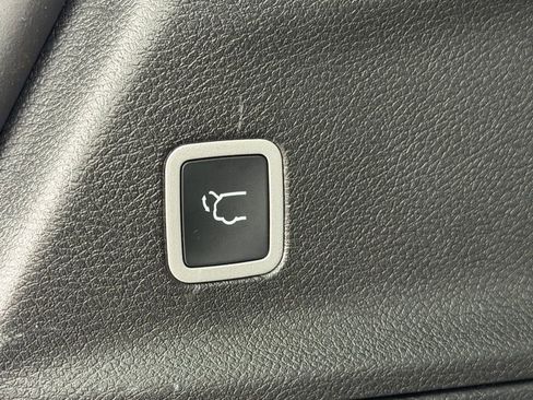 Used 2026 Chrysler Pacifica Select image 40