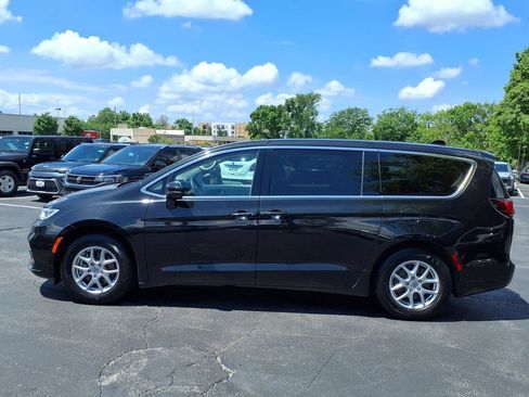 Used 2023 Chrysler Pacifica Touring-L FWD image 22