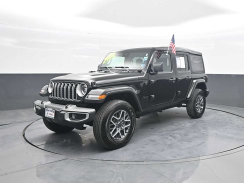 Used 2025 Jeep Wrangler Unlimited Sahara AWD/4WD image 4