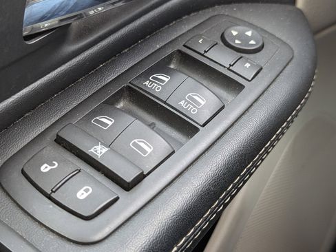 Used 2016 Chrysler Town & Country Touring image 17