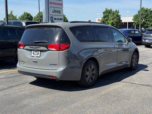 Used 2020 Chrysler Pacifica Limited w/ Advanced Safetytec Group FWD image 3