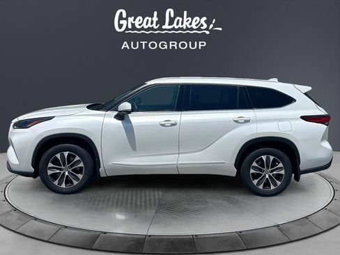 Used 2022 Toyota Highlander XLE AWD/4WD image 2