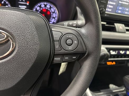 Used 2020 Toyota RAV4 LE image 18