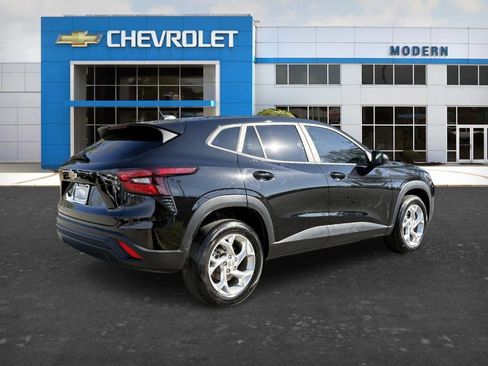 Used 2024 Chevrolet Trax LS w/ LS Convenience Package image 5