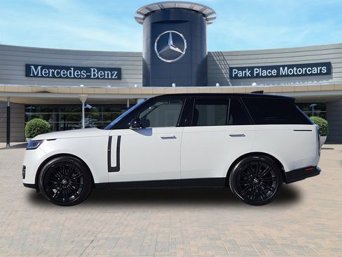 Used 2023 Land Rover Range Rover SE image 3