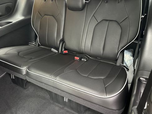 New 2026 Chrysler Pacifica Limited w/ Uconnect Theater Family Group FWD image 18
