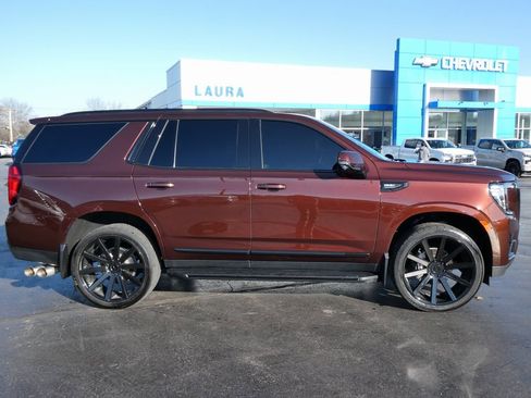Used 2023 GMC Yukon SLT w/ SLT Premium Package image 4