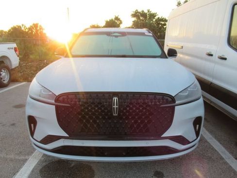 Used 2025 Lincoln Aviator Reserve w/ Luxury Package RWD image 2