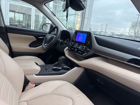 Used 2024 Toyota Highlander XLE image 25