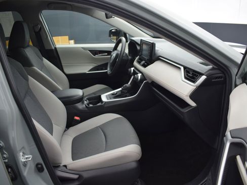 Used 2021 Toyota RAV4 XLE image 10
