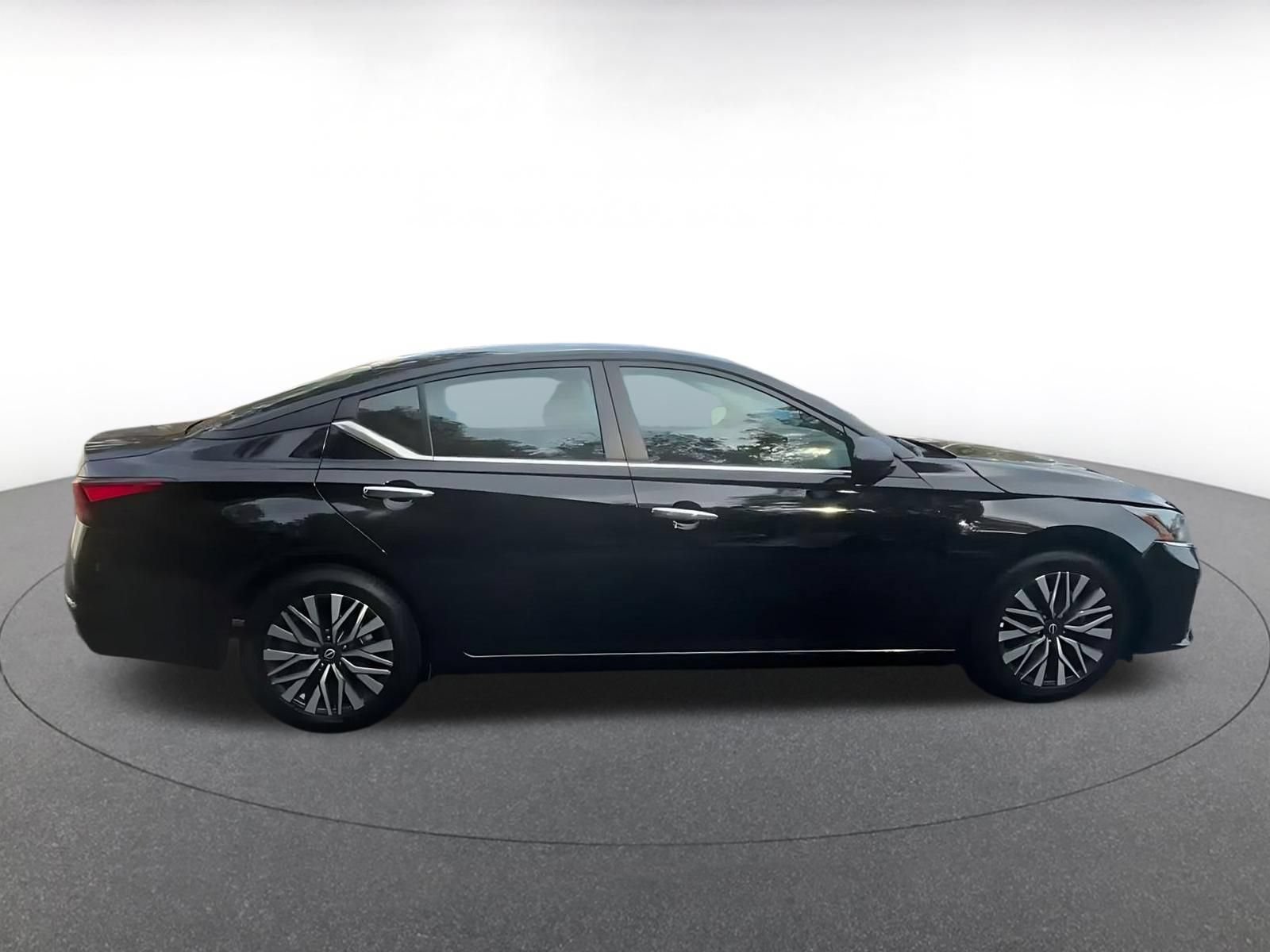 Used 2025 Nissan Altima 2.5 SV FWD image 15