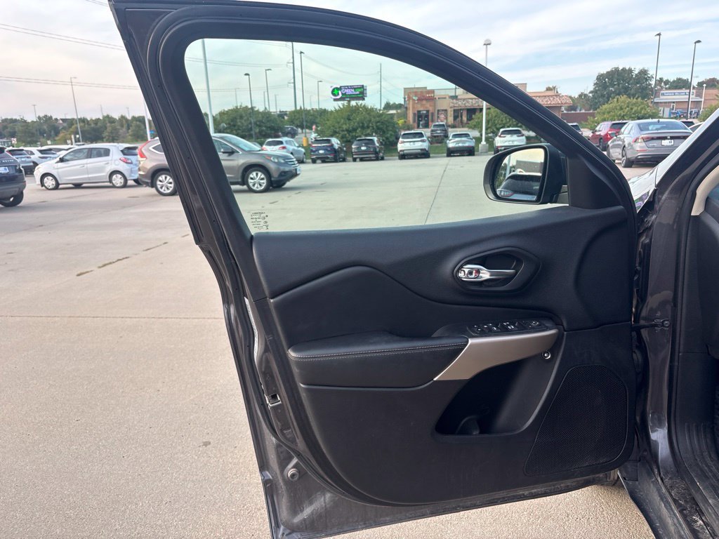 Used 2017 Jeep Cherokee Limited AWD/4WD image 9