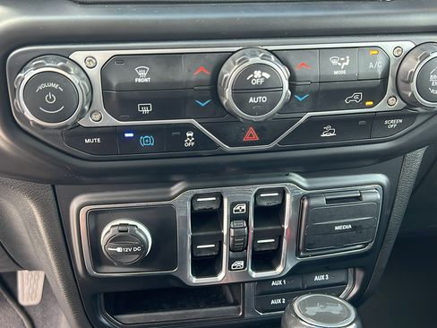 Used 2023 Jeep Wrangler Unlimited Sahara AWD/4WD image 23