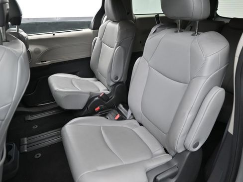 Used 2022 Toyota Sienna XLE FWD image 24