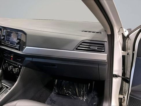 Used 2019 Volkswagen Jetta SE FWD image 17