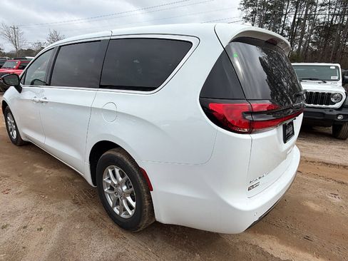 New 2026 Chrysler Pacifica Select FWD image 10