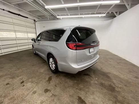Used 2024 Chrysler Pacifica Touring-L FWD image 4