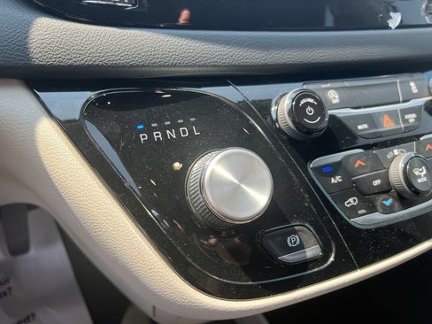 Used 2022 Chrysler Voyager LX FWD image 26