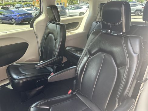 Used 2023 Chrysler Pacifica Touring-L FWD image 21