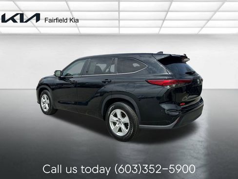 Used 2023 Toyota Highlander LE FWD image 3