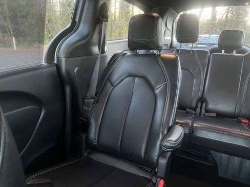 Used 2025 Chrysler Pacifica Select image 40