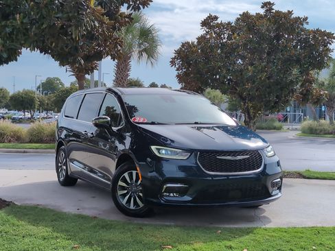 Used 2023 Chrysler Pacifica Limited FWD image 2