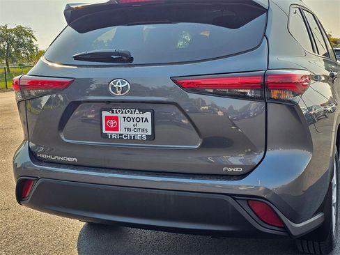 Used 2023 Toyota Highlander L image 13