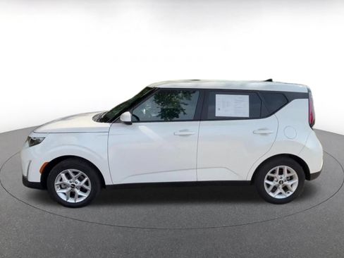 Used 2025 Kia Soul LX w/ LX Technology Package FWD image 9