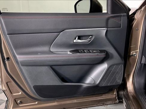 Certified 2025 Nissan Kicks SR FWD image 19