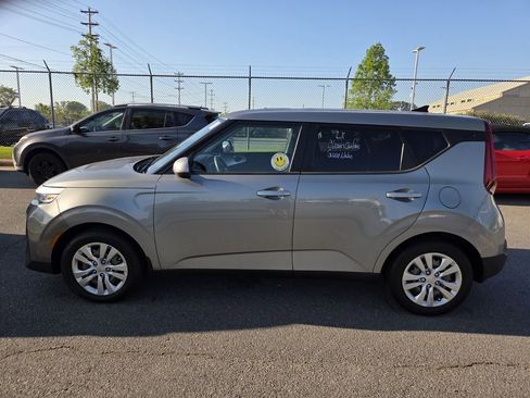 Used 2022 Kia Soul LX image 7