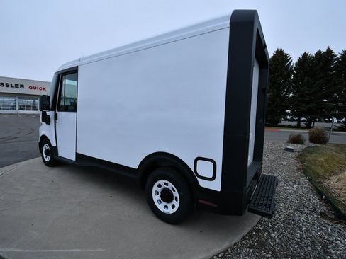 New 2025 Chevrolet Brightdrop 400 w/ Power Door Package image 14