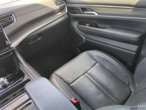Used 2024 Jeep Wagoneer Series II w/ Flexible Seating Group RWD image 19