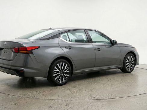 Used 2025 Nissan Altima 2.5 SV image 9