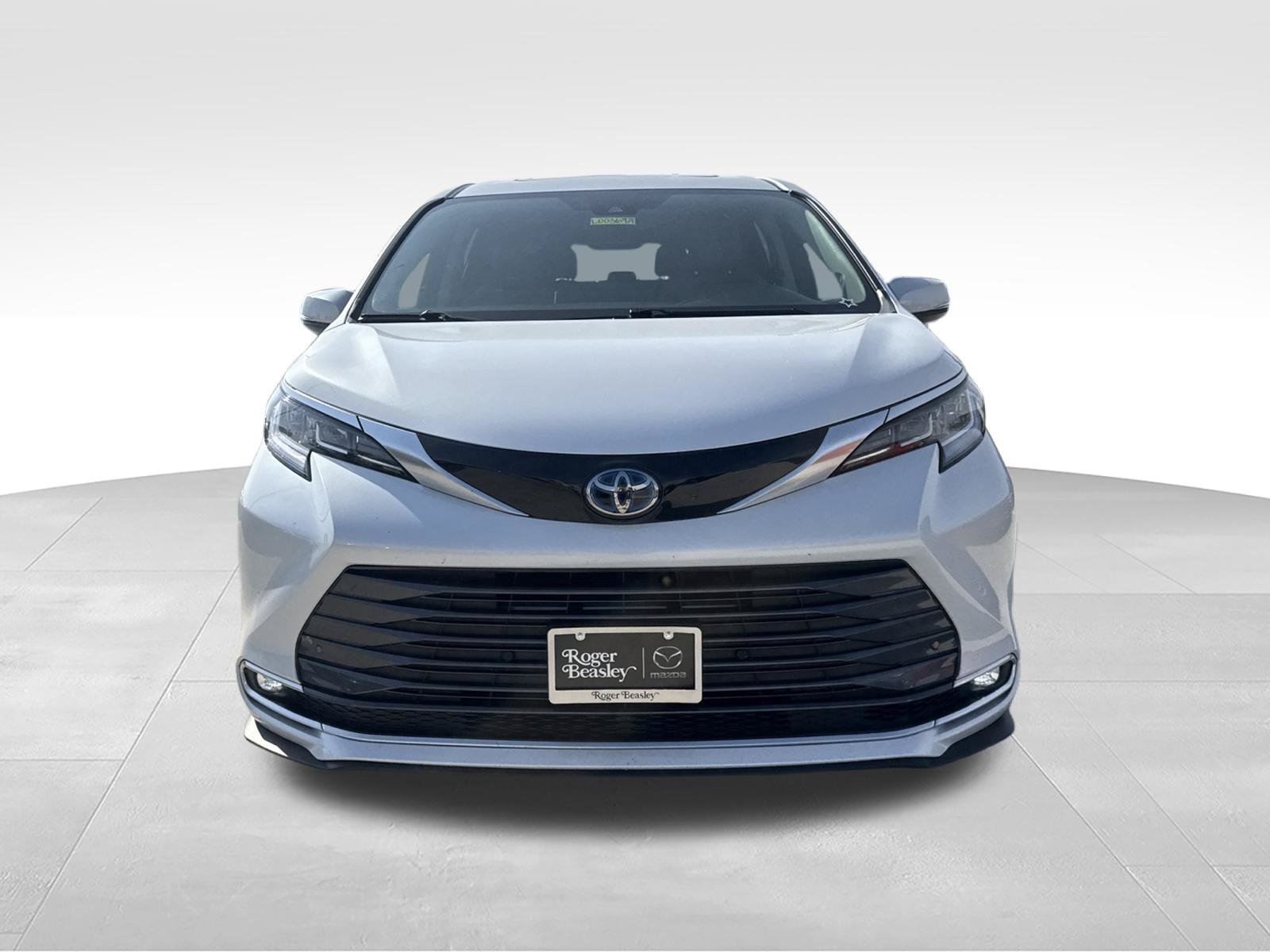 Used 2023 Toyota Sienna Limited FWD image 2