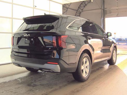 Used 2025 Kia Sorento LX image 4