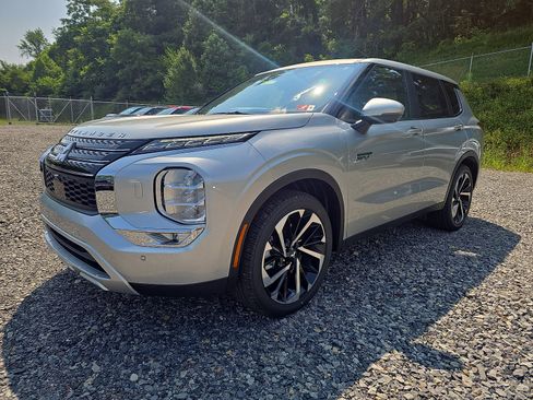 New 2025 Mitsubishi Outlander SE image 9