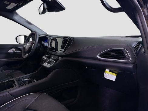 Used 2026 Chrysler Pacifica Limited FWD image 32