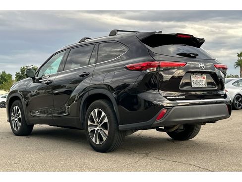 Used 2022 Toyota Highlander XLE image 3