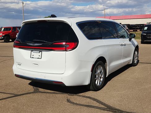 Used 2023 Chrysler Pacifica Touring-L FWD image 4