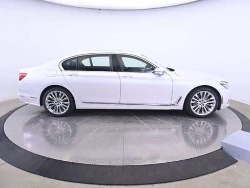 Used 2018 BMW 750i xDrive AWD/4WD image 8