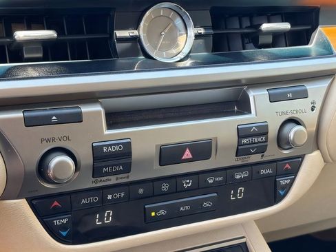 Used 2013 Lexus ES 300h w/ Luxury Pkg FWD image 26