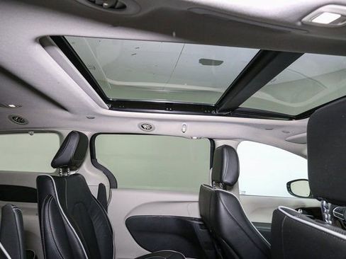 Used 2023 Chrysler Pacifica Limited image 22