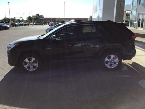 Used 2019 Toyota RAV4 XLE w/ Convenience Package FWD image 3