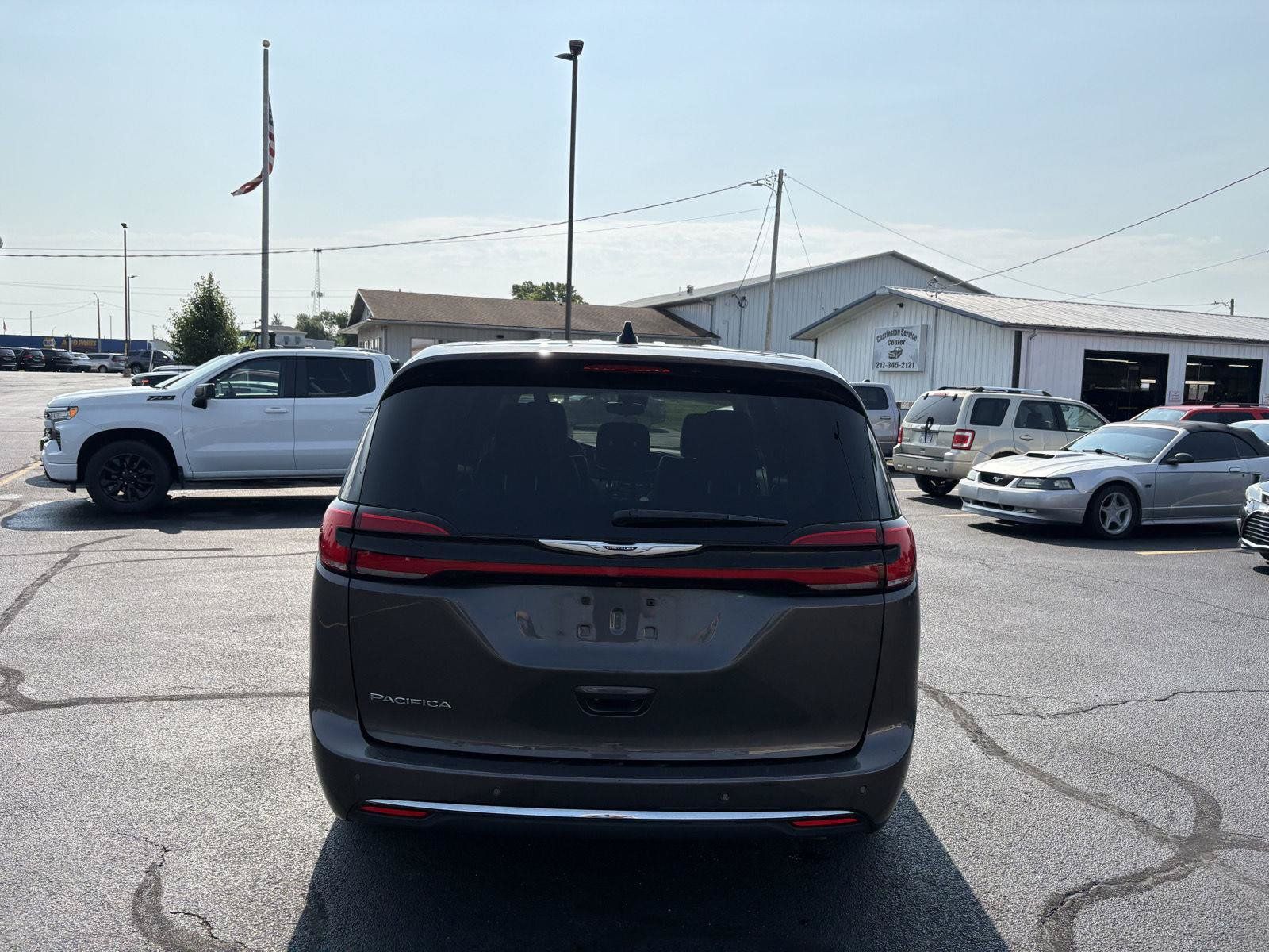 Used 2023 Chrysler Pacifica Touring-L FWD image 22