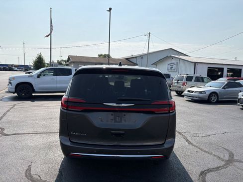 Used 2023 Chrysler Pacifica Touring-L FWD image 22