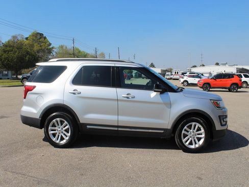 Used 2017 Ford Explorer XLT image 9