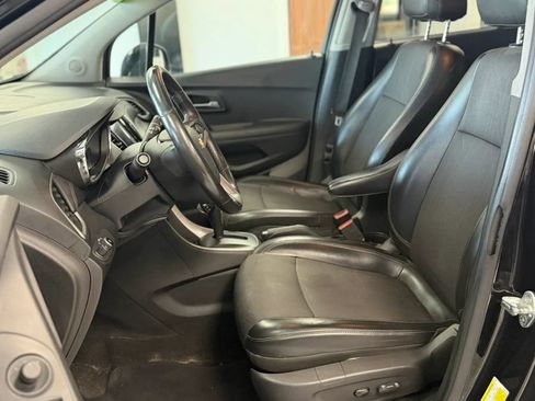 Used 2020 Chevrolet Trax LT w/ LT Convenience Package FWD image 11