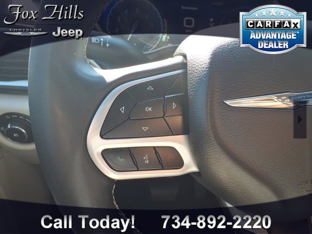 Used 2023 Chrysler Pacifica Touring-L FWD image 18