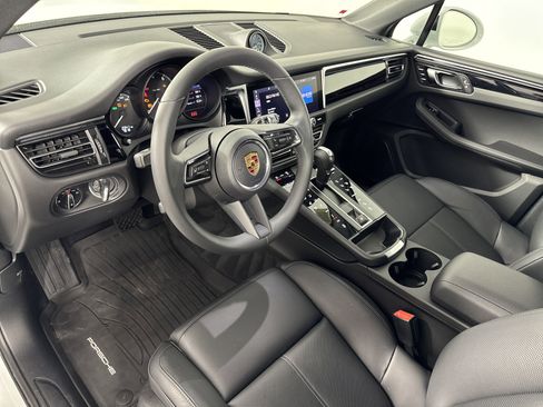 Used 2025 Porsche Macan image 4
