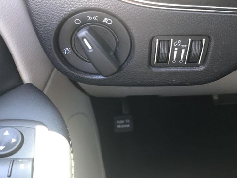 Used 2016 Chrysler Town & Country LX FWD image 17
